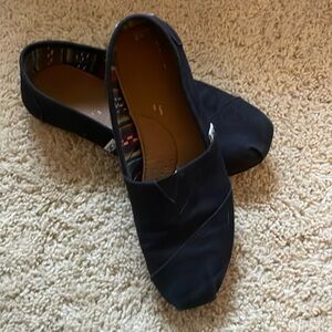 TOMS. Ladies size 5/6. Black.